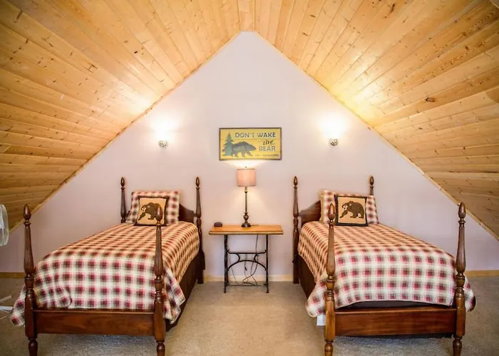 Twin Owls Lodge, Great For Families Master Bedroom, Loft, Full Kitchen, Dogs Ok