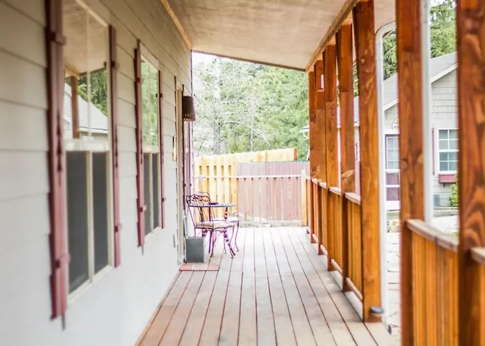 Twin Owls Lodge, Great For Families Master Bedroom, Loft, Full Kitchen, Dogs Ok