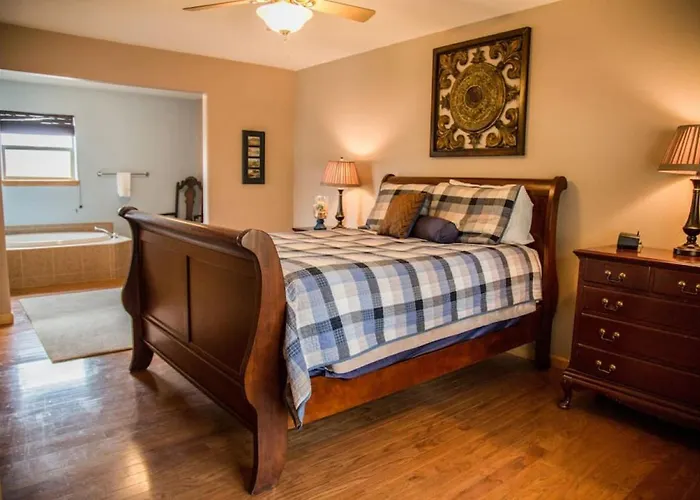 Twin Owls Lodge, Great For Families Master Bedroom, Loft, Full Kitchen, Dogs Ok