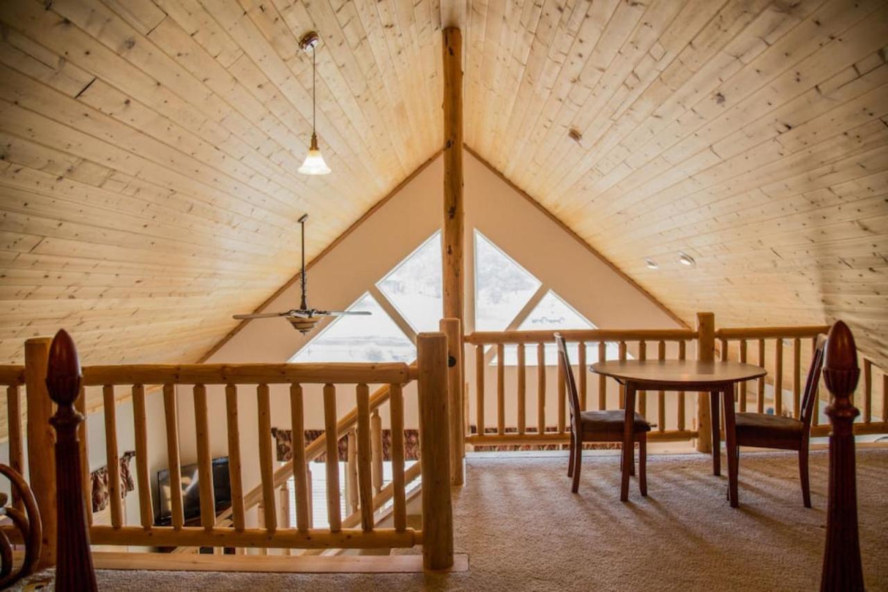 Twin Owls Lodge, Great For Families Master Bedroom, Loft, Full Kitchen, Dogs Ok Сasa de vacaciones